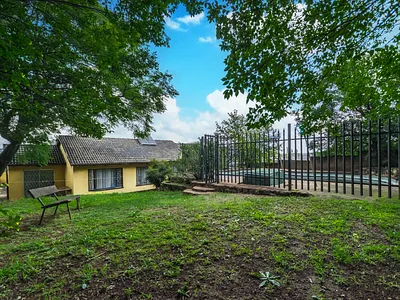 4 Bedroom House For Sale in Roodepoort - phJI.webp