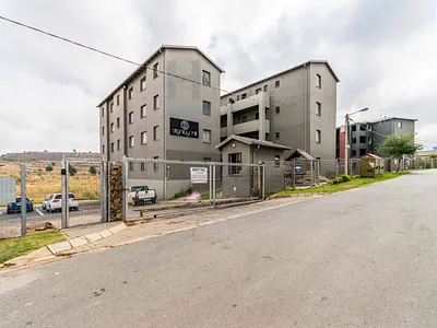 2 Bedroom Apartment For Sale in Roodepoort - FI8K.webp