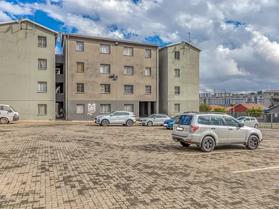 2 Bedroom Apartment For Sale in Roodepoort - NwkP.webp