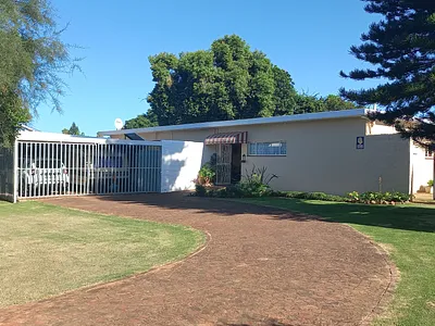 3 Bedroom House For Sale in Uitenhage - jEkk.webp