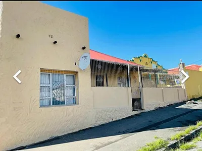 10 Bedroom House For Sale in East London - bxz0.webp