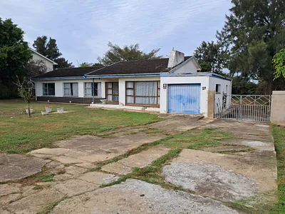 4 Bedroom House For Sale in Uitenhage - IExQ.webp