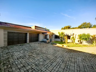 4 Bedroom House For Sale in Rustenburg - JPYz.webp
