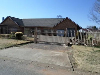 5 Bedroom House For Sale in Ventersdorp - LnMX.webp