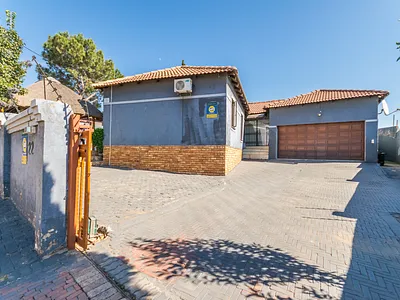 4 Bedroom House For Sale in Roodepoort - b9d8.webp