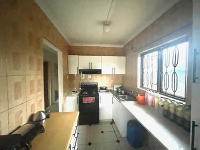 5 Bedroom House To Rent in Umlazi - f50S.webp