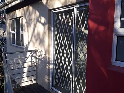 2 Bedroom Apartment To Rent in East London - Y7YK.webp