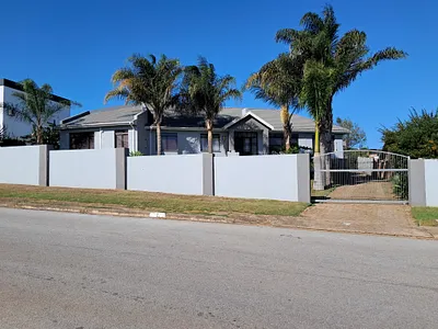 4 Bedroom House For Sale in Uitenhage - NHYg.webp
