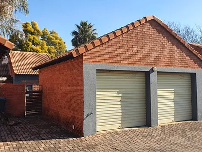 3 Bedroom Townhouse For Sale in Pretoria - CbgE.webp
