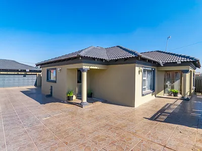 4 Bedroom House For Sale in Krugersdorp - 7er5.webp