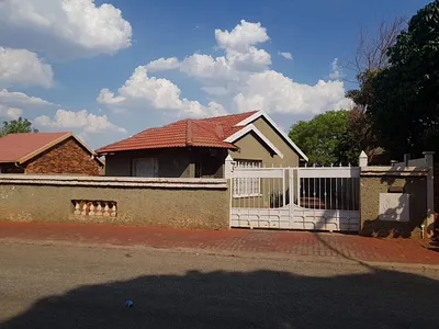 3 Bedroom House For Sale in Rustenburg - zMTh.webp