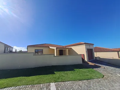 3 Bedroom Townhouse To Rent in Port Elizabeth - S1Dq.webp