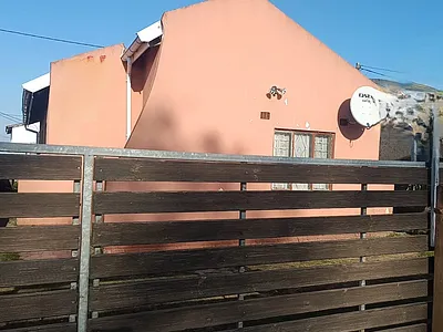 3 Bedroom House For Sale in East London - X6uq.webp