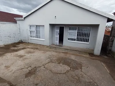 4 Bedroom House For Sale in East London - qEcq.webp
