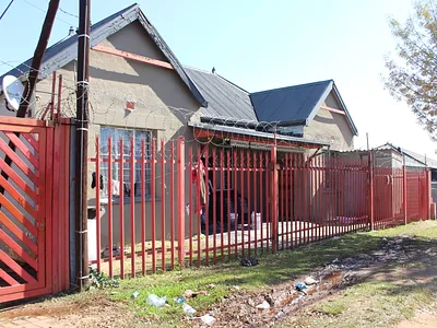7 Bedroom House For Sale in Roodepoort - 6S4J.webp