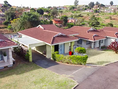 3 Bedroom Townhouse For Sale in Kloof - ZQt0.webp