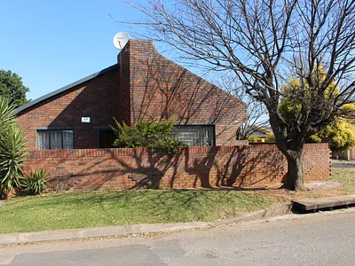 3 Bedroom House For Sale in Roodepoort - whBg.webp
