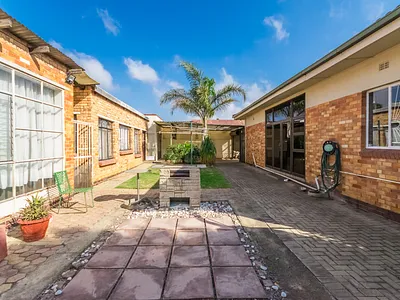4 Bedroom House For Sale in Krugersdorp - 5FCN.webp