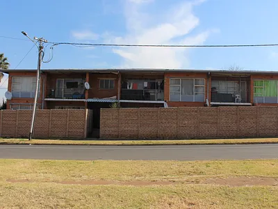 2 Bedroom Townhouse For Sale in Roodepoort - l7n6.webp