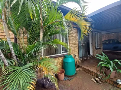 2 Bedroom Townhouse For Sale in Rustenburg - 8sNh.webp