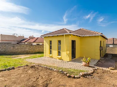2 Bedroom House For Sale in Roodepoort - PZxD.webp