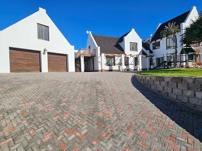 5 Bedroom House For Sale in Jeffreys Bay - 9EBX.webp