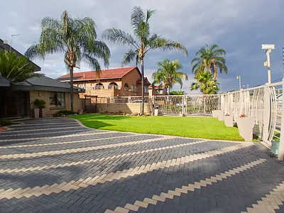 4 Bedroom House For Sale in Rustenburg - 5YI0.webp