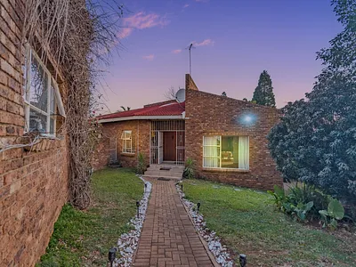 4 Bedroom House For Sale in Krugersdorp - uN7A.webp
