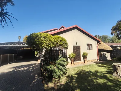 4 Bedroom House For Sale in Rustenburg - fTMn.webp