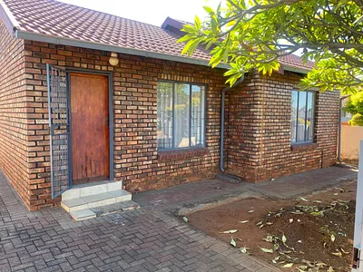 2 Bedroom House For Sale in Rustenburg - dgut.webp