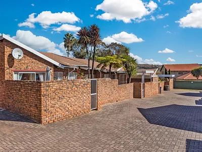 2 Bedroom Townhouse For Sale in Roodepoort - HtNg.webp