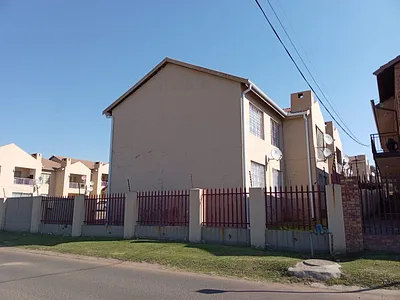 2 Bedroom Townhouse For Sale in Witbank - 3Arx.webp