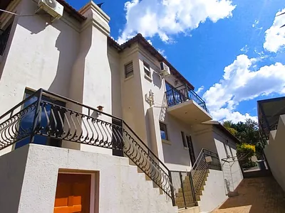 5 Bedroom House For Sale in Rustenburg - 33nW.webp