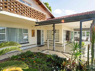 4 Bedroom House For Sale in Amanzimtoti - k9VU.webp