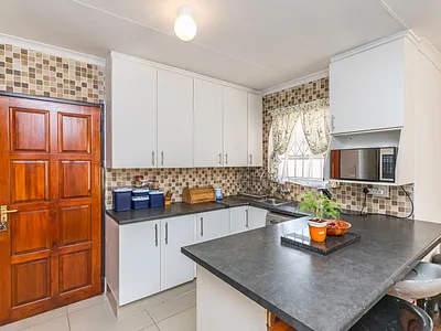 3 Bedroom House For Sale in Roodepoort - 4H8m.webp