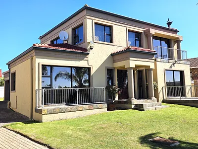 4 Bedroom House For Sale in Jeffreys Bay - da7U.webp