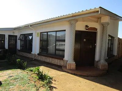 4 Bedroom House For Sale in Hankey - eEWk.webp