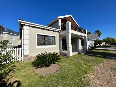 4 Bedroom House For Sale in Jeffreys Bay - u8xU.webp