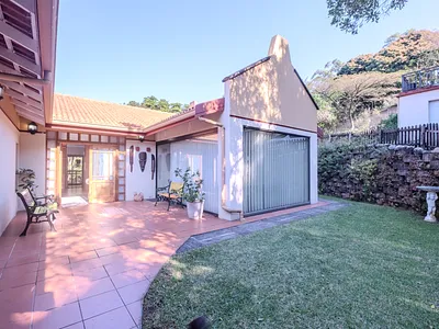 3 Bedroom Townhouse For Sale in Durban North - YI5a.webp