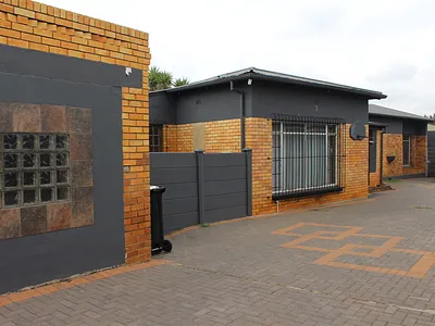 3 Bedroom House For Sale in Roodepoort - 0o7L.webp