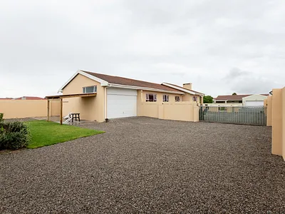 4 Bedroom House For Sale in Velddrif - CyBj.webp