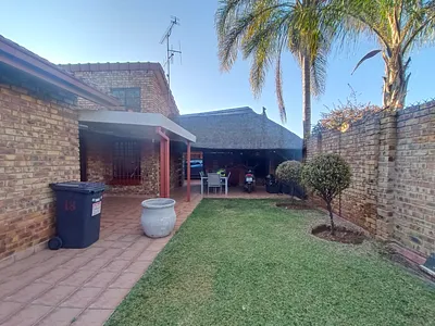 4 Bedroom House For Sale in Centurion - ZFLE.webp