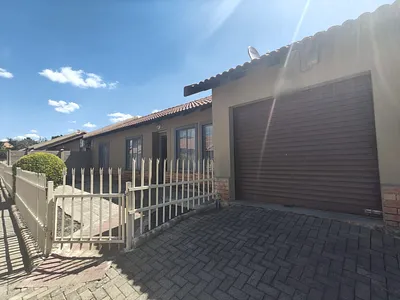 3 Bedroom Townhouse For Sale in Rustenburg - 5jGy.webp