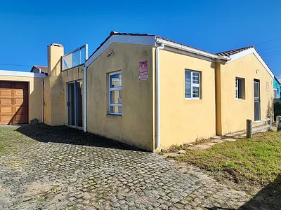4 Bedroom House For Sale in Struisbaai - YjZ5.webp