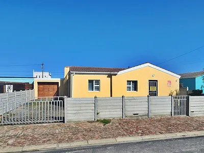 4 Bedroom House For Sale in Struisbaai - pJ6E.webp