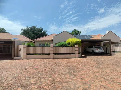 2 Bedroom Townhouse For Sale in Parys - P8Fz.webp