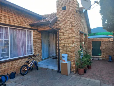 3 Bedroom Townhouse For Sale in Rustenburg - IbNy.webp