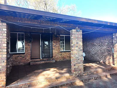 3 Bedroom Townhouse For Sale in Rustenburg - CqAr.webp