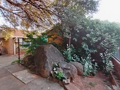 2 Bedroom Townhouse For Sale in Rustenburg - 8xxG.webp