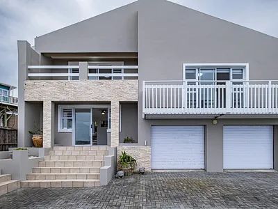 4 Bedroom House For Sale in Port Elizabeth - nie1.webp